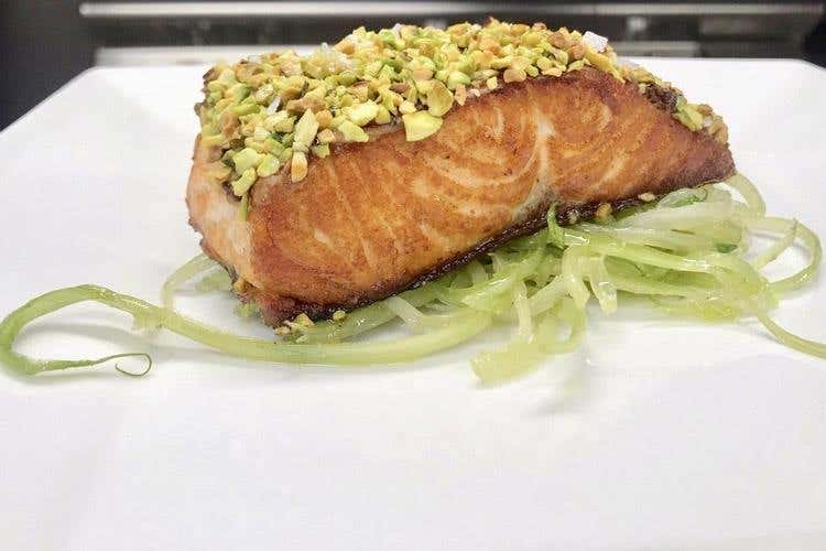Trancio di salmone in crosta di pistacchi e scarola (Longitude 12 e Roof 7 Terrace I menu di Orsini per l'estate