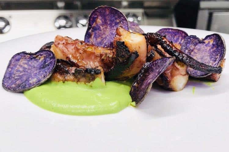 Polpo croccante su vellutata di piselli e chips viola (Longitude 12 e Roof 7 Terrace I menu di Orsini per l'estate