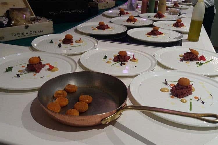 Manzo in tartare, maionese alla soia e tuorlo croccante