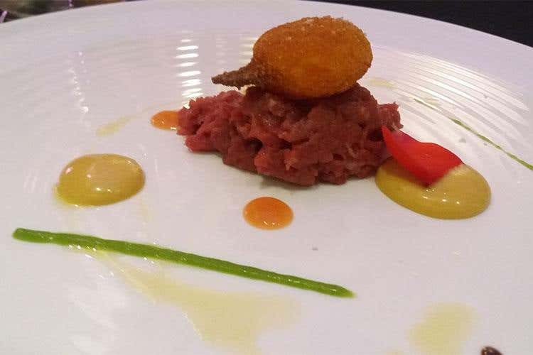 Manzo in tartare, maionese alla soia e tuorlo croccante