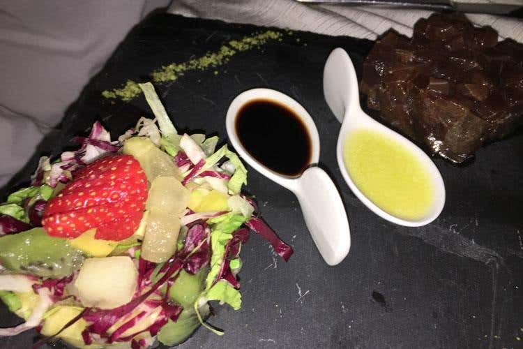 Luci del tramonto e cucina dal tocco sardo 
Pedramare incanta per gusto e panorama