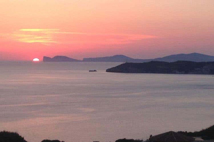 Luci del tramonto e cucina dal tocco sardo 
Pedramare incanta per gusto e panorama