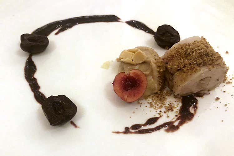 Faraona fredda, salsa di mosto cotto, cigliegie di Vignola e purea di mandorle (Dal ragù al Filetto alla Rossini 
In tavola a I Carracci di Bologna)