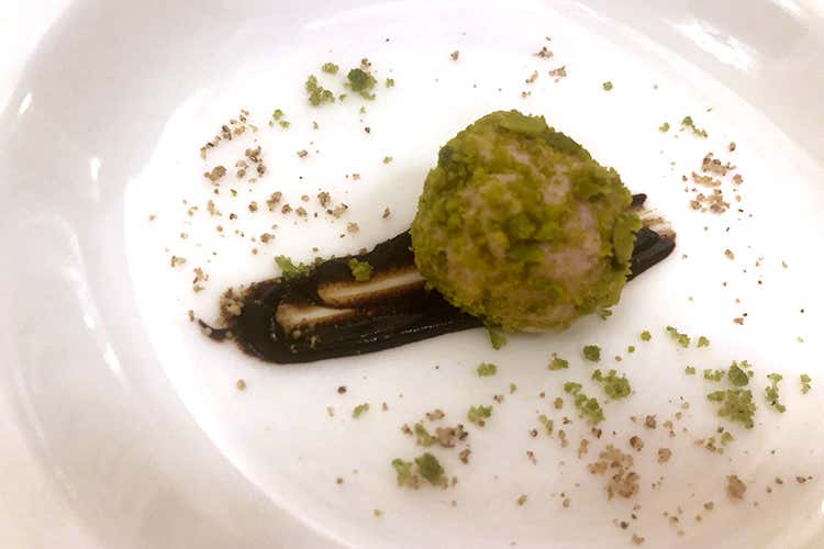 Mousse di mortadella con pane aromatizzato al basilico e pennellata di aglio nero fermentato (Dal ragù al Filetto alla Rossini 
In tavola a I Carracci di Bologna)