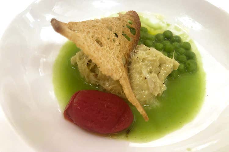 Baccalà mantecato con estrazione di piselli, piselli sbollentati, pomodorino candito alla vaniglia e chips di pane croccante (Dal ragù al Filetto alla Rossini 
In tavola a I Carracci di Bologna)