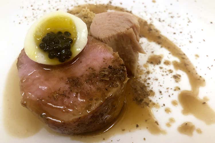 Controfiletto di vitello cotto a bassa temperatura, ventresca del tonno sott'olio e salsa tonnata, uovo di quaglia e caviale (Dal ragù al Filetto alla Rossini 
In tavola a I Carracci di Bologna)