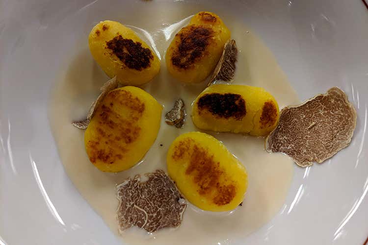 Gnocchi alla Plancha, salsa Majolini Brut e tartufo bianco (Majolini, i Franciacorta abbinati 
Una serata dedicata al tartufo)