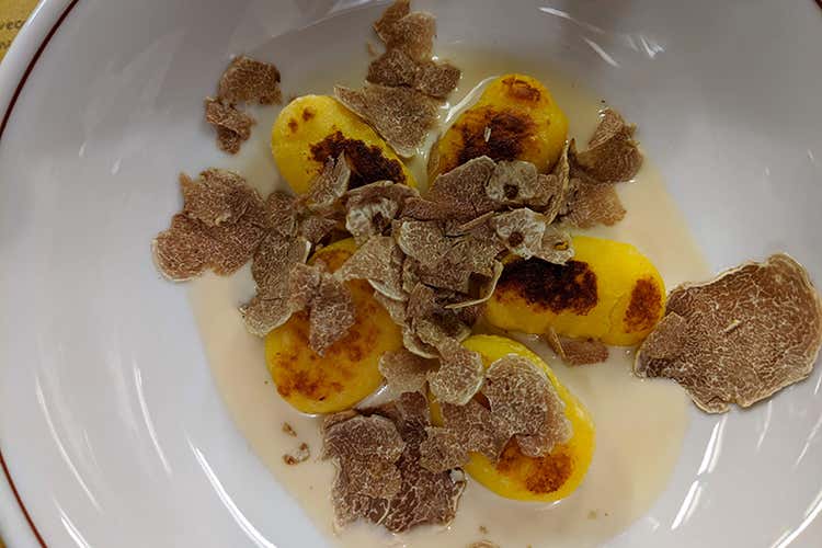 Gnocchi alla Plancha, salsa Majolini Brut e tartufo bianco (Majolini, i Franciacorta abbinati 
Una serata dedicata al tartufo)