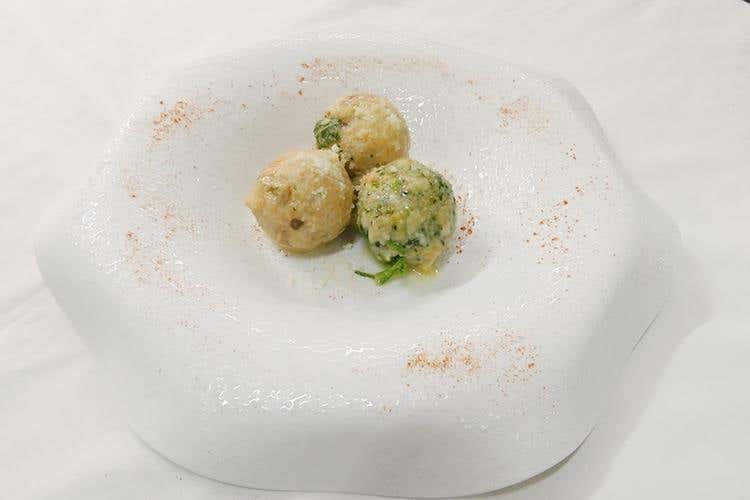 Canederli allo speck, spinaci e porcini, con burro di lalga aromatizzato alla salvia (Stube)