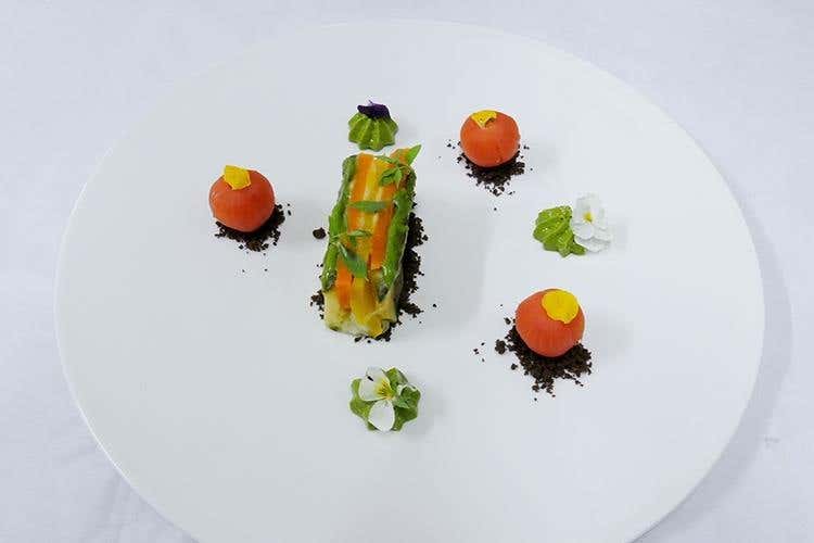 Antipasto  Terrina di vegetali e formaggio al pesto di basilico e terriccio di olive (Gazebo)