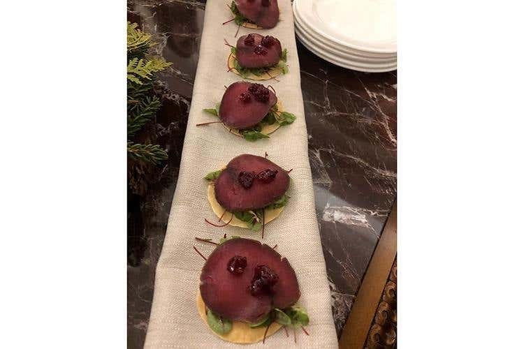 Tartelletta di cervo, insalatina, mostarda di ribes e gel di miele e timo