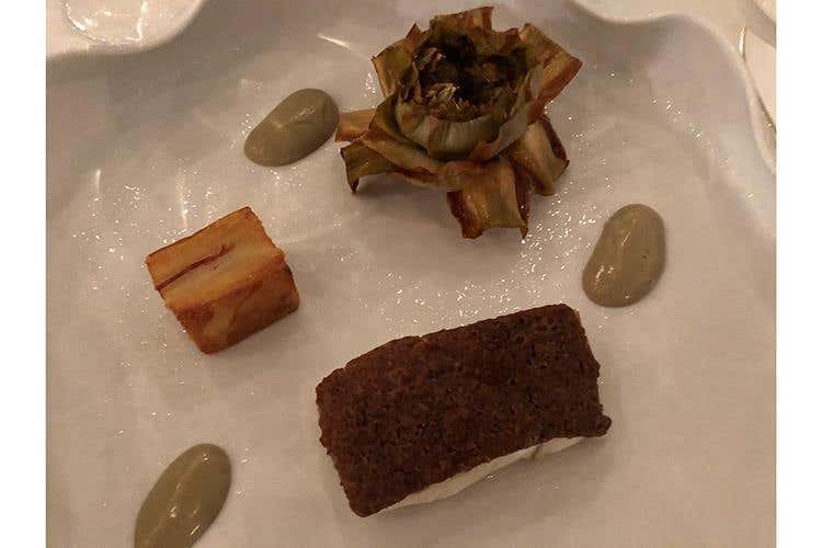 Spigola in crosta, carciofo, patata, bacon croccante e olive taggiasche