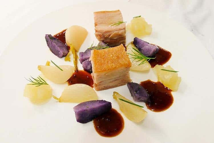 Pancetta di maialino cotto a bassa temperatura, rapa bianca glassata al miele, patata viola, chutney di mela verde e mostarda in grani