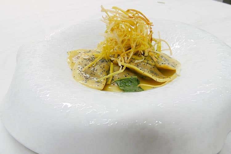 Casunziei all'ampezzana al burro di malga e salvia, con semi di papavero e porri croccanti (Stube)