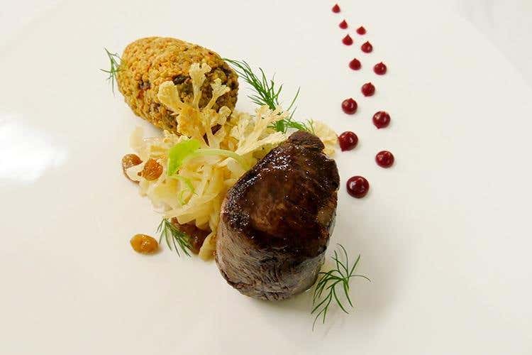 Filetto e sfilaccio di cervo, in crosta di pistacchio, con cru di cacao, gelatina di frutti rossi, cavolo stufato e fondo al Porto invecchiato (Gazebo)