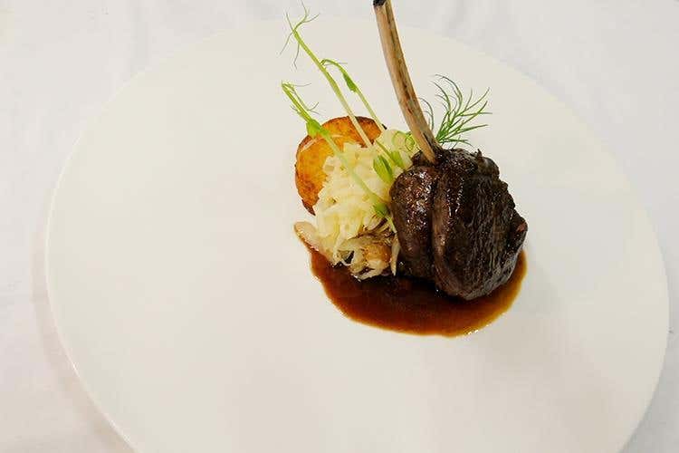 Carré di cervo con galletta di patate, e verza stufata con uvetta (Stube)