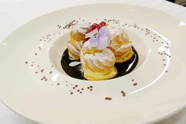 Bigné con gelato alla vaniglia su salsa di cioccolato (Gazebo)