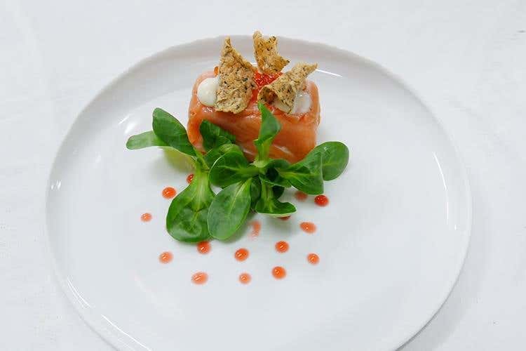 Mouse di salmone con il suo affumicato e le sue uova, con inslatina di songino e crostino di alghe (Gazebo)
