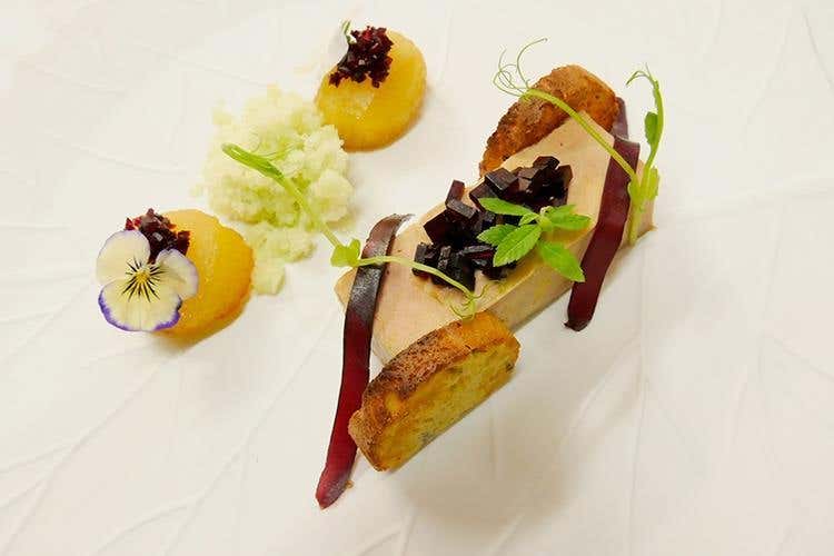 Terrina di foie gras con mele glassate al miele e babà alle olive taggiasche, gelatina di Porto e granita di mela verde e sedano (Gazebo)