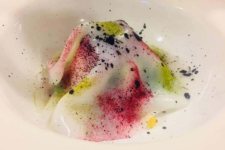 Velo di calamaro con ricotta, crema di piselli e polvere di barbaietola (Masseria Bagnara 
Il piacere del benessere in Puglia)