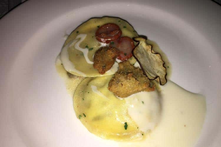 Raviolo di melanzana rossa di Rotonda Dop con pomodorini confit su fonduta di caciocavallo silano Dop, chips di cardoncelli e capocollo di Picerno - Matera 2019, la cucina lucana si prepara 
Per i cuochi ghiotta occasione di crescita