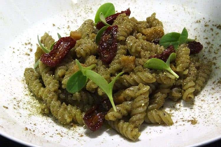 Fusilloni, crema di cipolla di Margherita Igp bruciata, datterini confit, polvere di noccioli di olive e bottarga di merluzzo - Antonio Bufi (Meet in Cucina Puglia 
Stelle e formazione alla 1ª edizione)