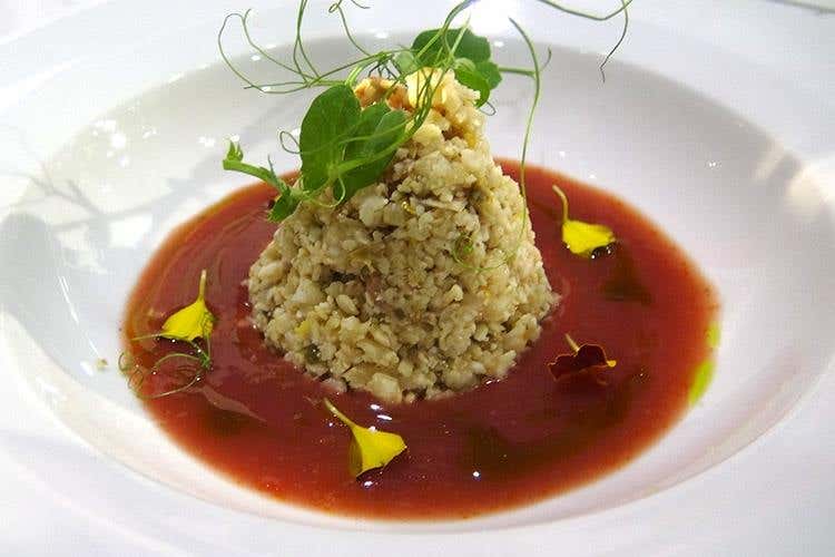 Finto cous cous di cavolfiore e mandorla di Toritto Filippo Cea, fragole candite e gazpacho di pomodori datterini - Antonio Bufi (Meet in Cucina Puglia 
Stelle e formazione alla 1ª edizione)