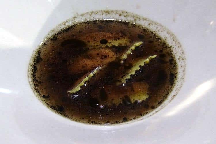 Tortelli di peperone alla brace, brodo di olive leccino, cenere - Angelo Sabatelli (Meet in Cucina Puglia 
Stelle e formazione alla 1ª edizione)