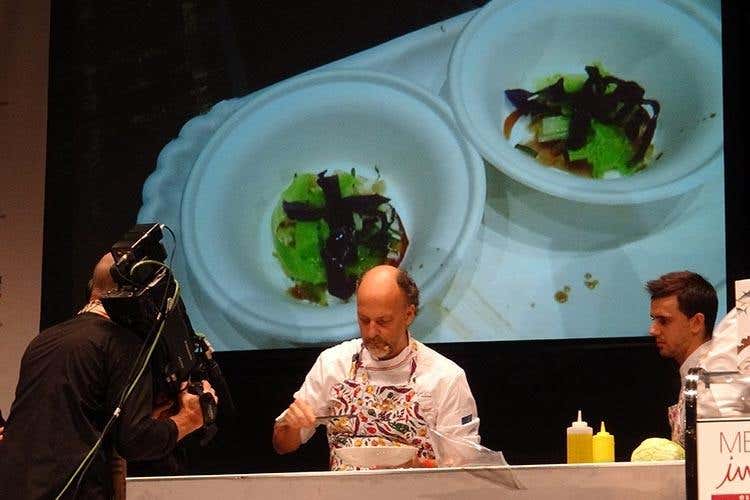 Cefalo marinato in soia e miele, salsa di mandorle, melissa e macadamia (Meet in Cucina valorizza le Marche
Viaggi formativi a partire dal territorio)