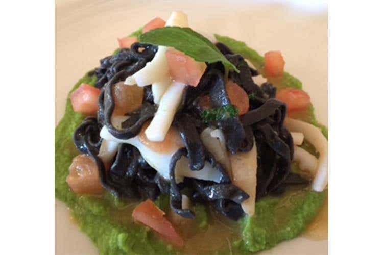 Tagliolino nero, seppioline, piselli e menta - Menu stagionali e 700 vini in cantina 
Il Ristorante Pampero festeggia 40 anni