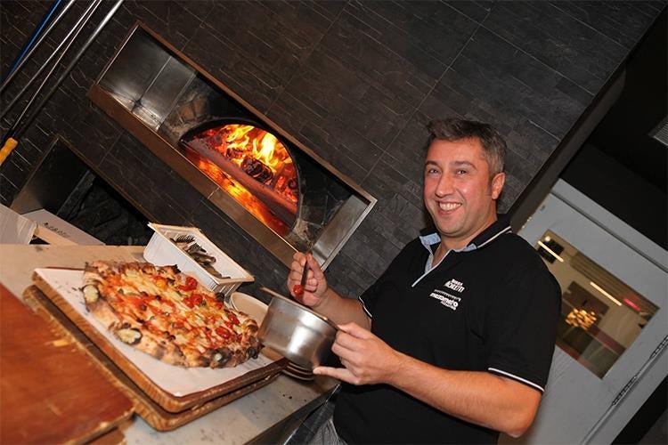Alessandro Coppari - MezzoMetro a Senigallia, pizza solidale per i ragazzi della scuola di Pieve Torina
