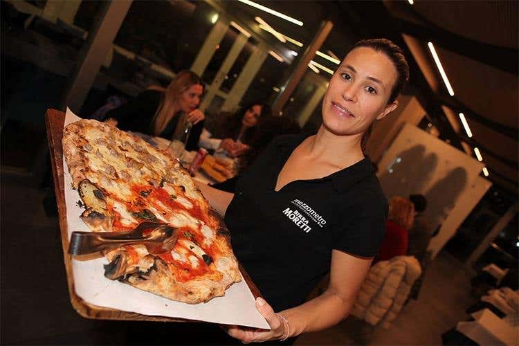 MezzoMetro a Senigallia, pizza solidale per i ragazzi della scuola di Pieve Torina