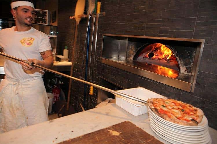 MezzoMetro a Senigallia, pizza solidale per i ragazzi della scuola di Pieve Torina