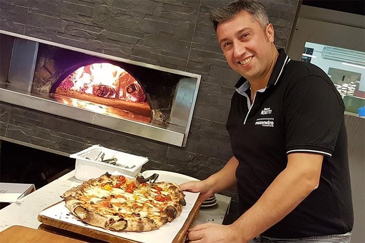 Alessandro Coppari - MezzoMetro a Senigallia, pizza solidale per i ragazzi della scuola di Pieve Torina