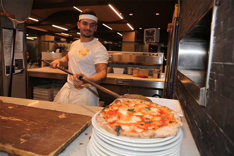 MezzoMetro a Senigallia, pizza solidale per i ragazzi della scuola di Pieve Torina