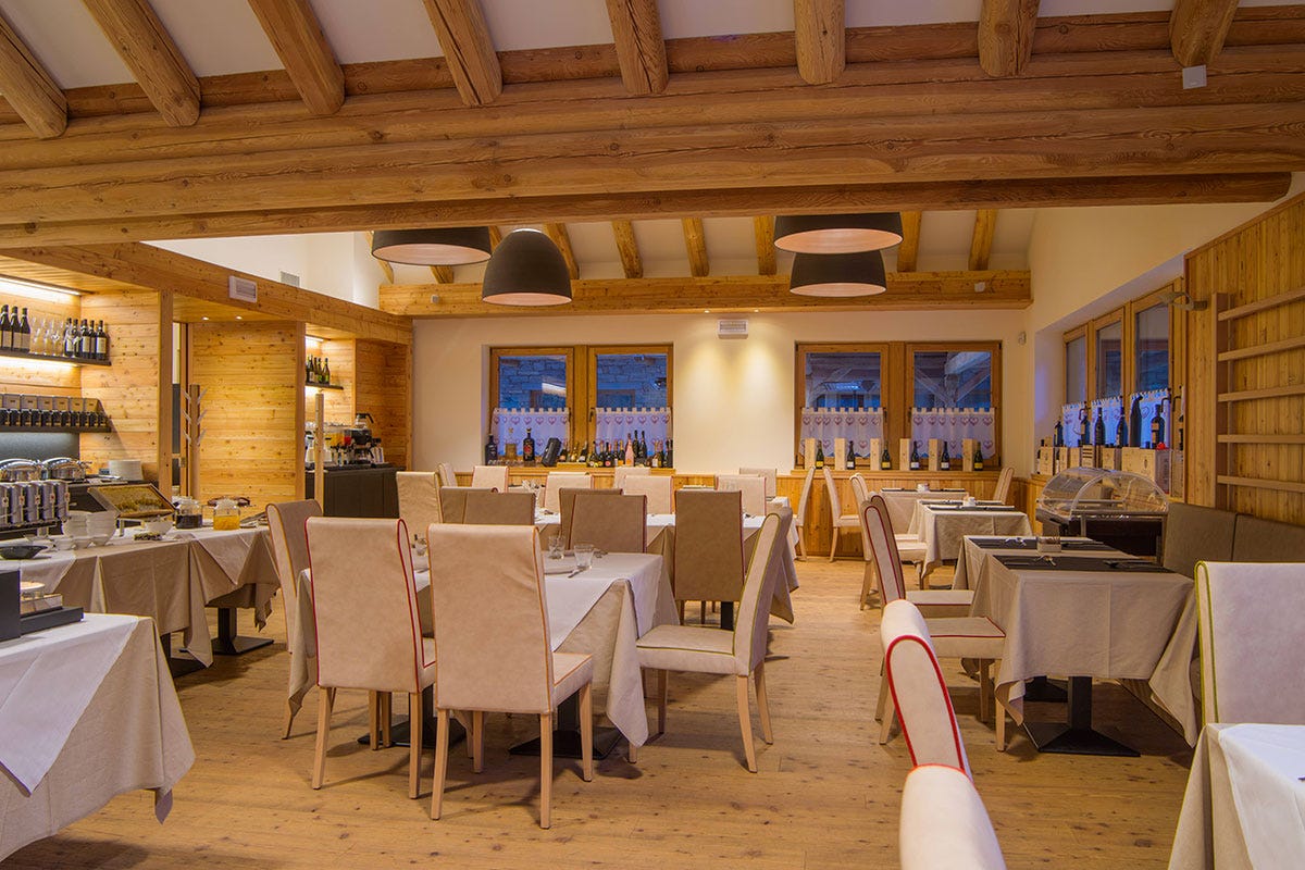 La sala del ristorante del Mira Hotel Alagna