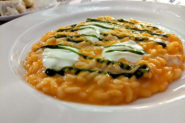 Risotto mantecato ai peperoni rossi, formaggio fresco, salsa di acciughe e mentuccia (Mirabella, 40 anni in Franciacorta 
Per il brindisi il nuovo DØM Rosé)