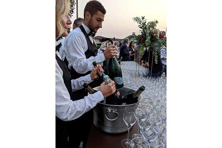 All'aperitivo (Mirabella, 40 anni in Franciacorta 
Per il brindisi il nuovo DØM Rosé)