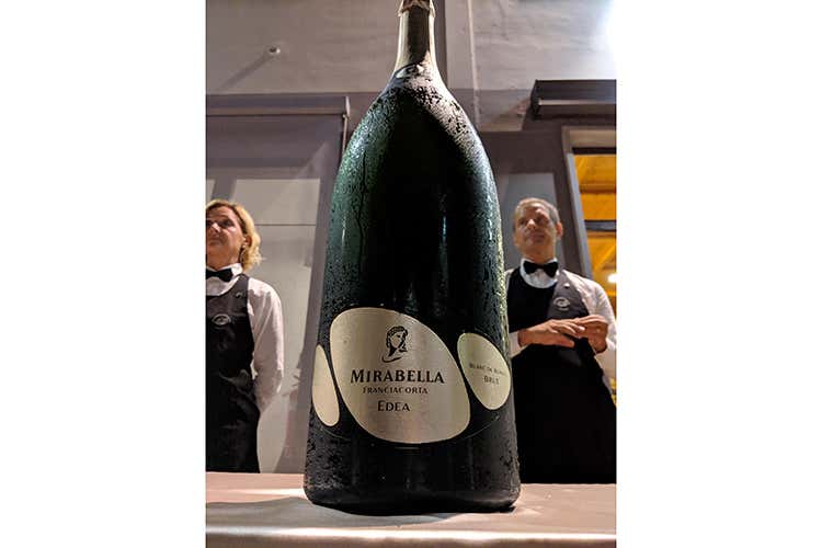 Mirabella Franciacorta Edea (Mirabella, 40 anni in Franciacorta 
Per il brindisi il nuovo DØM Rosé)