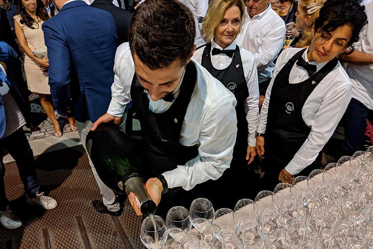 Il brindisi con Mirabella Franciacorta Edea (Mirabella, 40 anni in Franciacorta 
Per il brindisi il nuovo DØM Rosé)