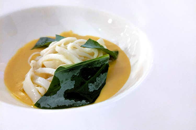 Calamari morbidi, vellutata di lenticchie, foglia d'ostrica (Mirabella, 40 anni in Franciacorta 
Per il brindisi il nuovo DØM Rosé)