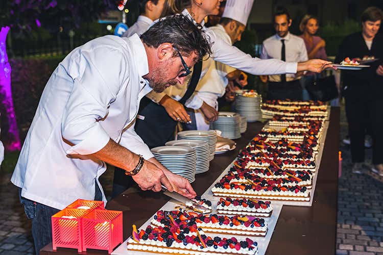 Stefano Cerveni al taglio della torta (Mirabella, 40 anni in Franciacorta 
Per il brindisi il nuovo DØM Rosé)