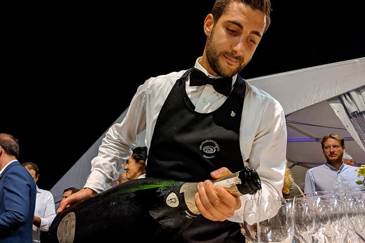 Il brindisi con Mirabella Franciacorta Edea (Mirabella, 40 anni in Franciacorta 
Per il brindisi il nuovo DØM Rosé)