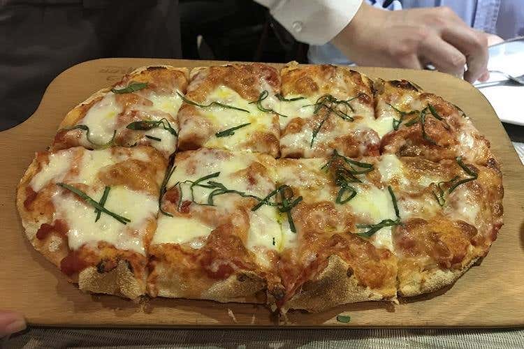 (Mosca, la pinsa romana diventa “pinza” 
Ci ha pensato Valentino Bontempi)