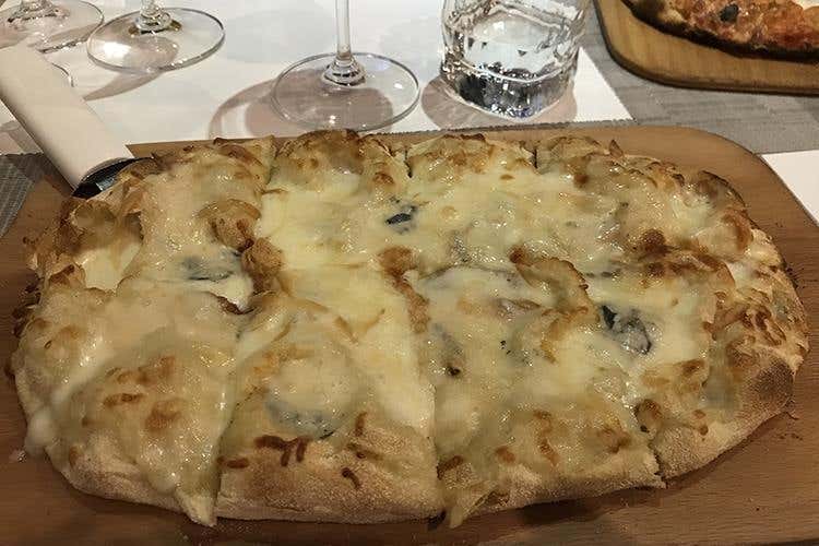 (Mosca, la pinsa romana diventa “pinza” 
Ci ha pensato Valentino Bontempi)