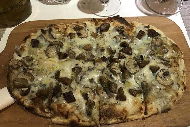 (Mosca, la pinsa romana diventa “pinza” 
Ci ha pensato Valentino Bontempi)