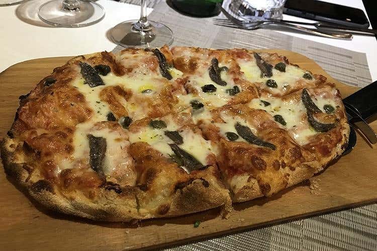 (Mosca, la pinsa romana diventa “pinza” 
Ci ha pensato Valentino Bontempi)