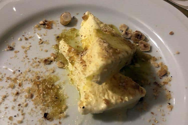 Semifreddo al miele d'acacia, nocciole caramellate e olio d'oliva extravergine - Stefano Cerveni (Moscato di Scanzo, dalla cena al cocktail 
Terre del Vescovado lo valorizza a 360°)