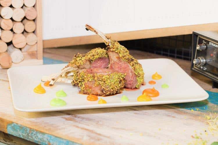 Costolette d'agnello (Movida, relax sui Navigli 
Dalla cucina, piatti gustosi)