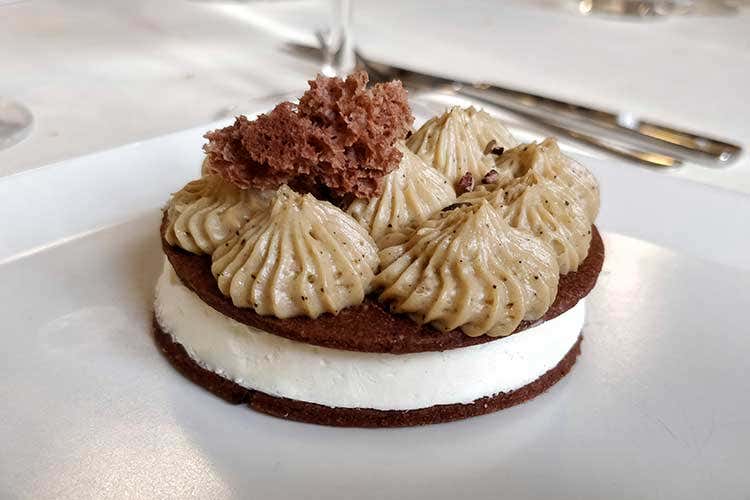 Biscotto alle grue di cacao, crema al caffè e semifreddo al mascarpone (Nasce la Confraternita del Grasso 
La prima dedicata in Italia)